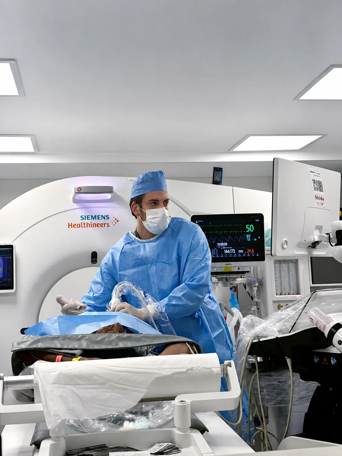 Dr. Raphael Freitas durante procedimento guiado por imagem